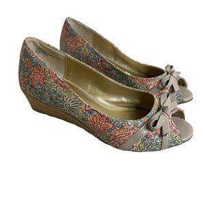 Kelly & Katie Barbara peep toe Wedge floral size 7 cute, stylish, comfortable
